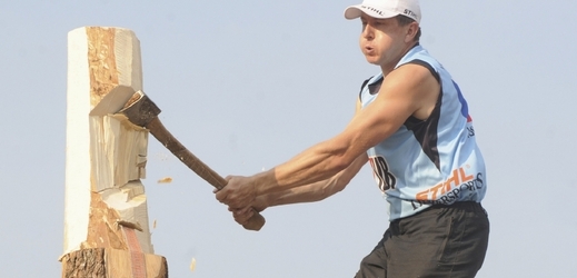 Na fotografii nejlepší český sportovní dřevorubec Martin Komárek. Ten se v Sydney umístil na třetím místě.