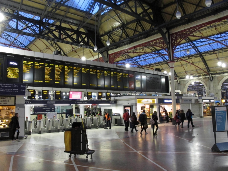 Nádraží Victoria Station v Londýně je poloprázdné. Kvůli bouři v Británii ráno nevyjely stovky vlaků. Omezena byla i letecká doprava. Letiště Heathrow zrušilo 130 letů.