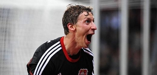 Stefan Kiessling vstřelil gól Leverkusenu do branky dírou v boční síti.