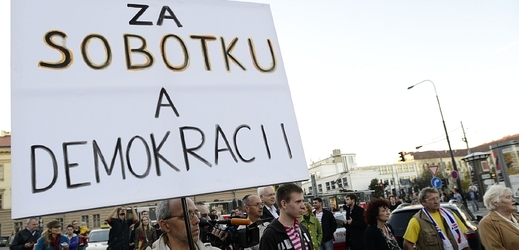 Pochod na podporu předsedy ČSSD Bohuslava Sobotky se uskutečnil 28. října v Praze. Účastníci vyšli z Pohořelce a směřovali na Hradčanské náměstí.