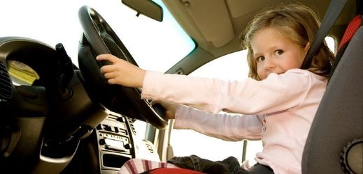 Dítě (ani nezletilý) za volant nepatří (ilustrační foto).