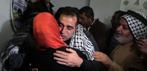 Propuštěný Palestinec se vítá se svými blízkými.