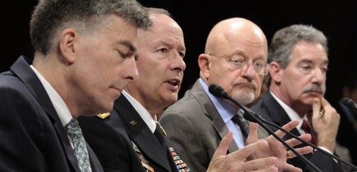Šéf NSA Keith Alexander (druhý zleva) hovoří před sněmovním výborem. Druhý zprava je  šéf amerických výzvědných služeb James Clapper.