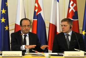 Osvobození čtveřice oznámil prezident François Hollande (vlevo), který je právě na návštěvě Slovenska. Na snímku se slovenským premiérem Robertem Ficem.