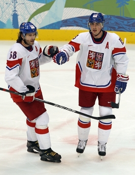 Reprezentační dres znovu oblékne i bek Tomáš Kaberle (vpravo).