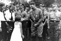 Adolf Hitler agituje mezi svými v Bad Harzburgu roku 1931.