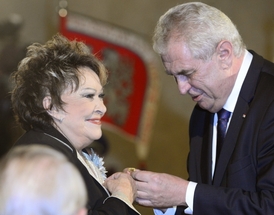 Medaili Za zásluhy udělil prezident například herečce Jiřině Bohdalové.