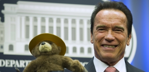 Arnold Schwarzenegger dostal plyšového medvídka na památku.
