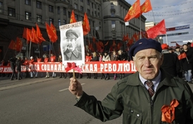 Demonstrace k výročí Velké říjnové republice. Stalin má stále hodně fanoušků.