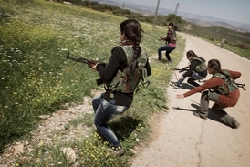 Proti islamistům. Své domovy v Sýrii se učí bránit i kurdské ženy. 