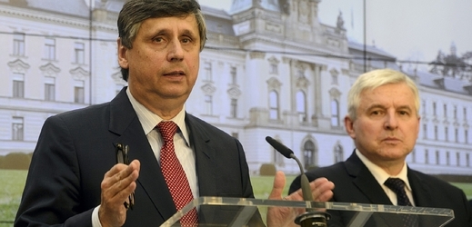 Ministr financí v demisi Jan Fischer (vlevo).