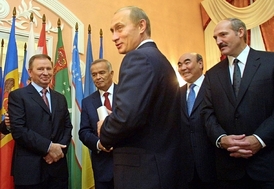 Nesvatý spolek. Zleva Kučma, Karimov, Putin, Akajev a Lukašenko (2002).