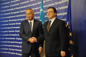 Uzbecký vládce Karimov (vlevo) má v Bruselu otevřené dveře. Na snímku s šéfem EK Barrosem.