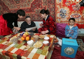Přenosná urna u jednoho staršího voliče v Uzbekistánu.