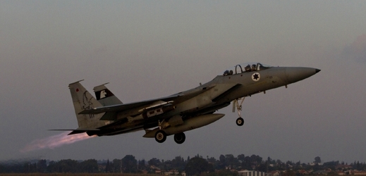 Izraelské vojenské letouny ve čtvrtek údajně bombardovaly vojenskou základnu blízko syrského přístavu Latákíja.