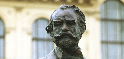 Socha českého skladatele Antonína Dvořáka, podle kterého je soutěž pojmenována.