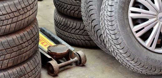 Od začátku listopadu platí povinné přezouvání pneumatik na zimní (ilustrační foto). 