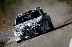 Soutěžní vůz i20 WRC zkoušel svoje schopnosti na asfatlu.