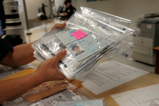 Policií zadržené falešné osobní dokumenty (ilustrační foto).