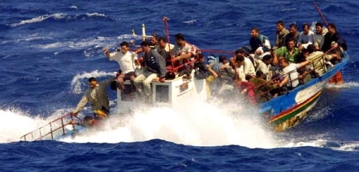 Jedna z mnoha uprchlických lodí se potápí u italských břehů.