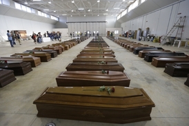 Rakve pro utonulé z října 2013 u Lampedusy.