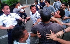 Iráčtí běženci směřující do Austrálie se perou s policií v Indonésii.