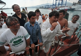 Ilegální migranti zachránění z potopené lodi, která mířila k Austrálii.