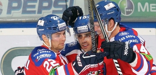 Hokejisté pražského Lva se radují z gólu.