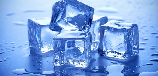 Teplá voda mrzne rychleji kvůli vodíkovým vazbám (ilustrační foto).