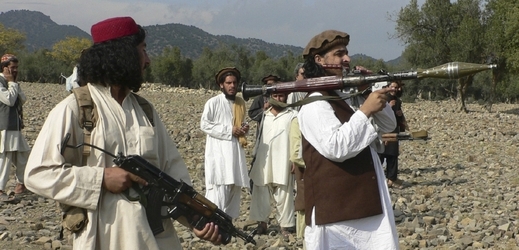 Vůdce Talibanu v Pákistánu Hakimulláh Mahsúd zemřel po zásahu čtyř raket (na snímku s bazukou).