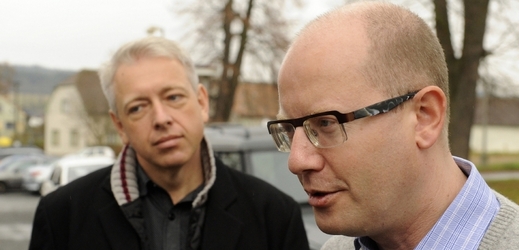 Krajský šéf sociální demokracie za Plzeňský kraj Milan Chovanec (vlevo) a předseda ČSSD Bohuslav Sobotka.