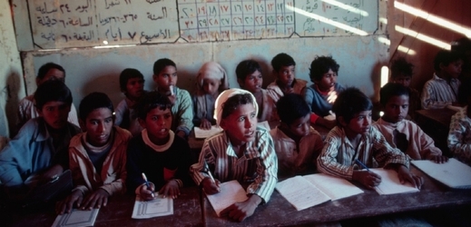 Ve třídě jedné soukromé školy u Káhiry sedí za potlučenými lavicemi 90 žáků, ačkoli třída byla projektována pro 40 dětí (ilustrační foto).