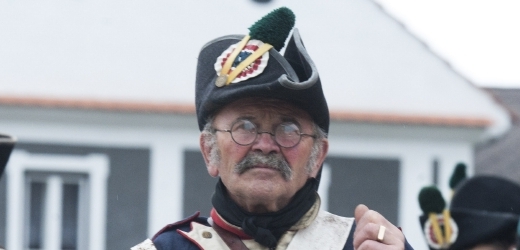 František Sklenář vpřesné replice uniformy napoleonských vojsk.