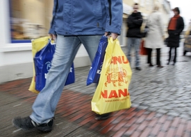 Zákaz jednorázových tašek omezí především spotřebitele.