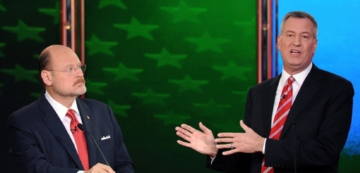 Bill de Blasio (vpravo) a Joe Lhota během finální debaty před volbami.
