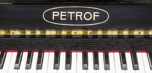 Klavír značky Petrof.