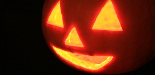 Vtipálek s dýní místo hlavy vyděsil na Halloween kolemjdoucí (ilustrační foto).