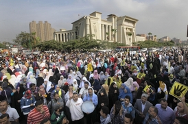 Stoupenci Muhammada Mursího před budovou soudu.