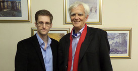 Zelený "veterán" Hans-Christian Ströbele (vpravo) se s Edwardem Snowdenem setkal v Moskvě.