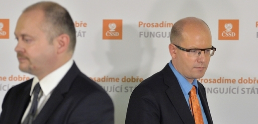 Dvě znesvářené hlavy sociální demokracie zleva: Michal Hašek a Bohuslav Sobotka.