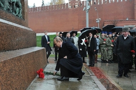 Prezident Putin a tradiční pokládání květin 4. listopadu v Moskvě.
