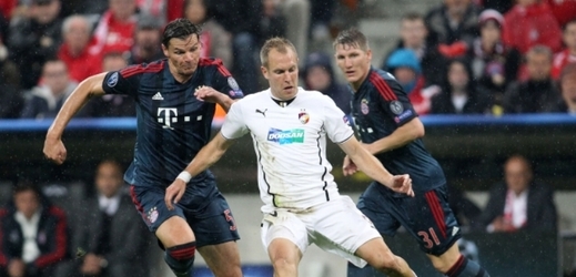 Plzeňský ofenzivní univerzál Daniel Kolář (uprostřed) v prvním vzájemném duelu příliš problémů obraně Bayernu nenadělal.