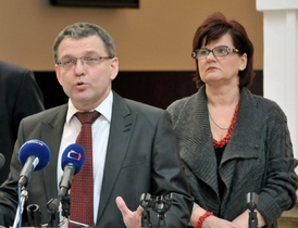 Špatně snáší nápor zlostných e-mailů a SMS i bývalá poslankyně Vlasta Bohdalová (vpravo).