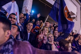 Mladí Albánci na volebním shromáždění v Gjilanu. 