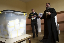 Srbský ortodoxní duchovní volí v Prištině.