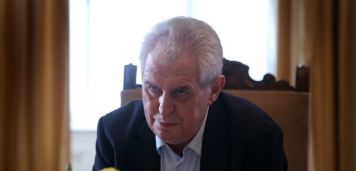 Prezident Miloš Zeman pokládá celou aféru kolem schůzky v Lánech za poněkud komickou.