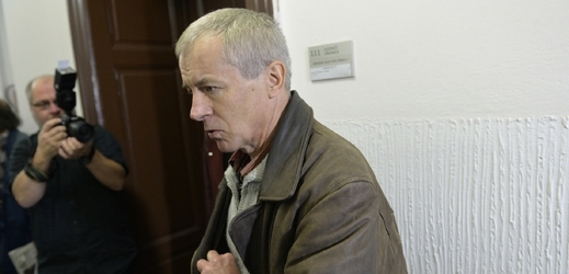 Aktivista Slávek Popelka u soudu.