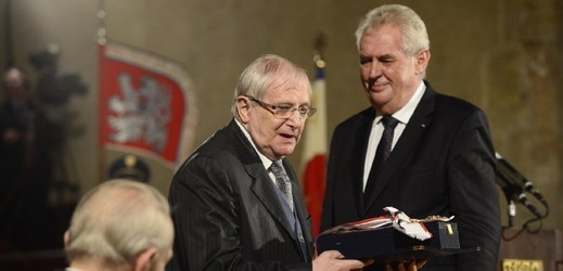 Vyznamenaný herec Jiří Suchý a prezident Miloš Zeman.