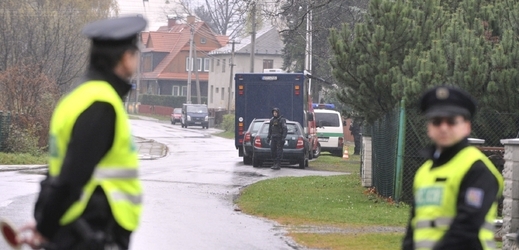 Policie v Raškovicích stále hlídá místo, kde byli včera zavražděni dva lidé.