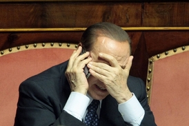 Chudák Silvio pod neustálou palbou. Snímek ze senátu z října 2013.